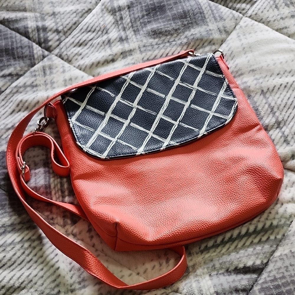 Thirty-One Crossbody Bag in Orange and Black with Stylish Design